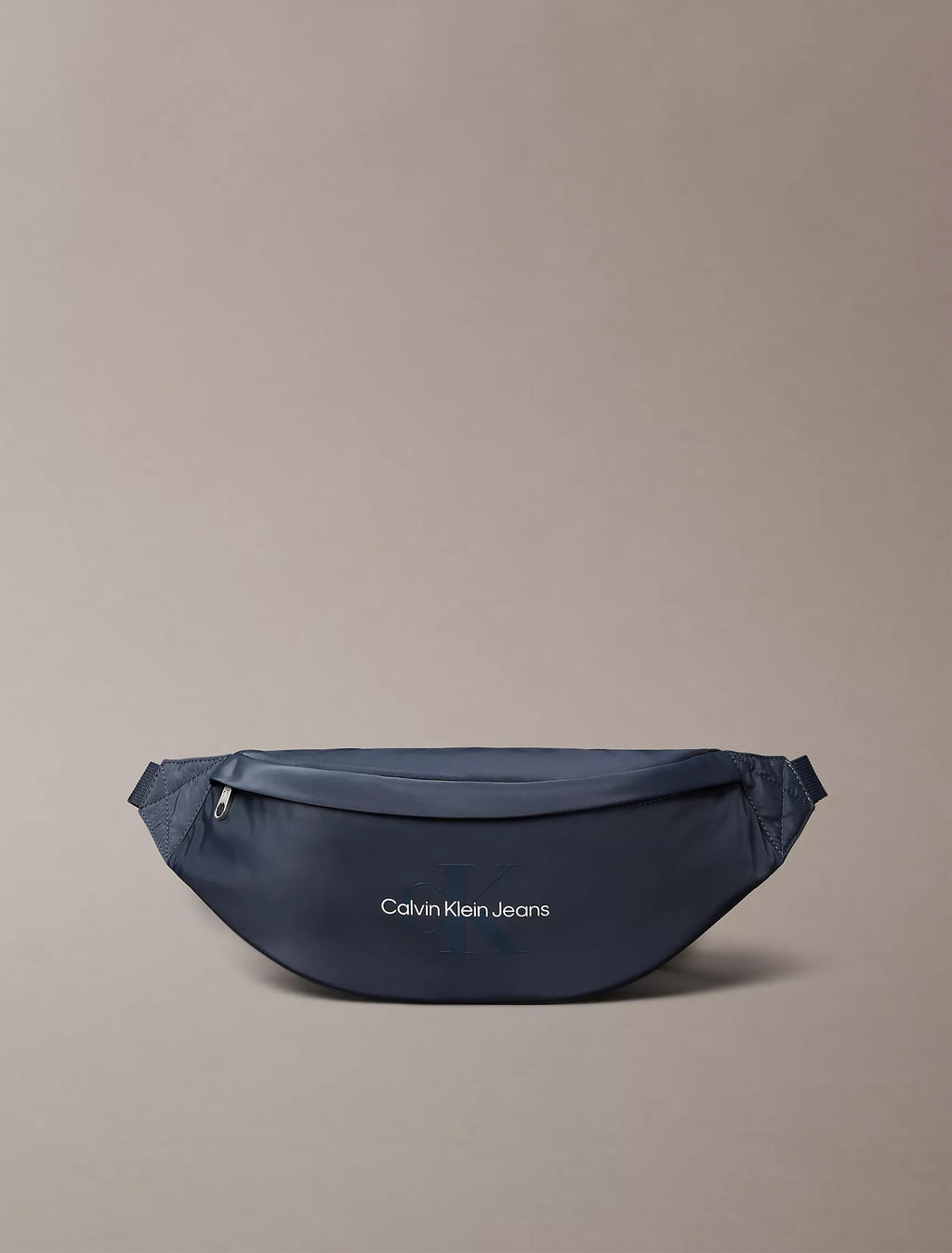 Bolso tipo koala estilo deportivo con logo