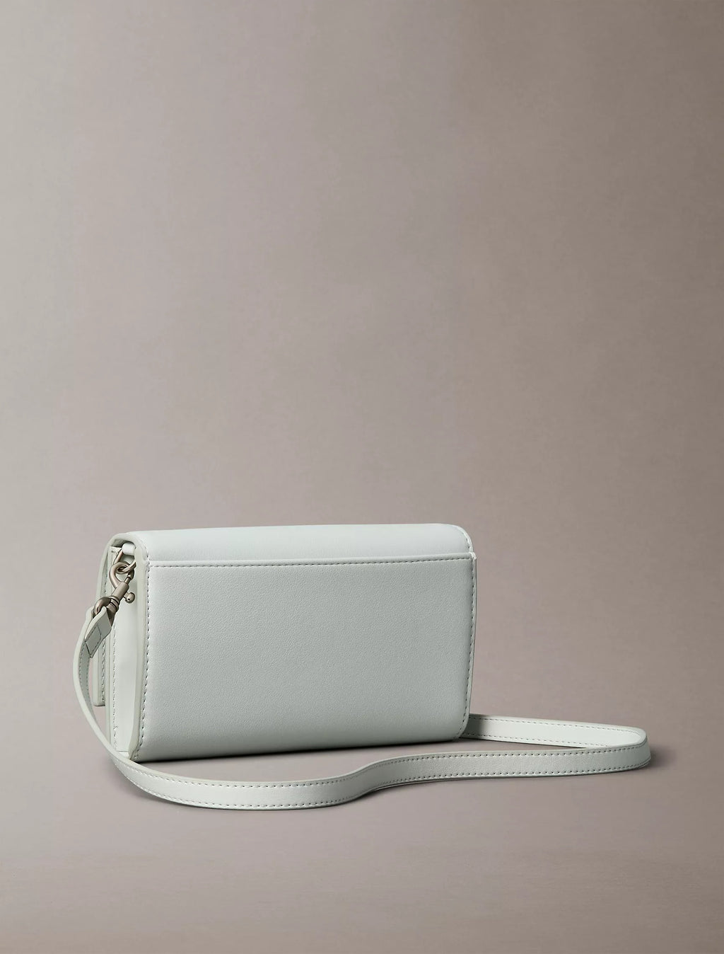 Cartera pequeña con logo en relieve