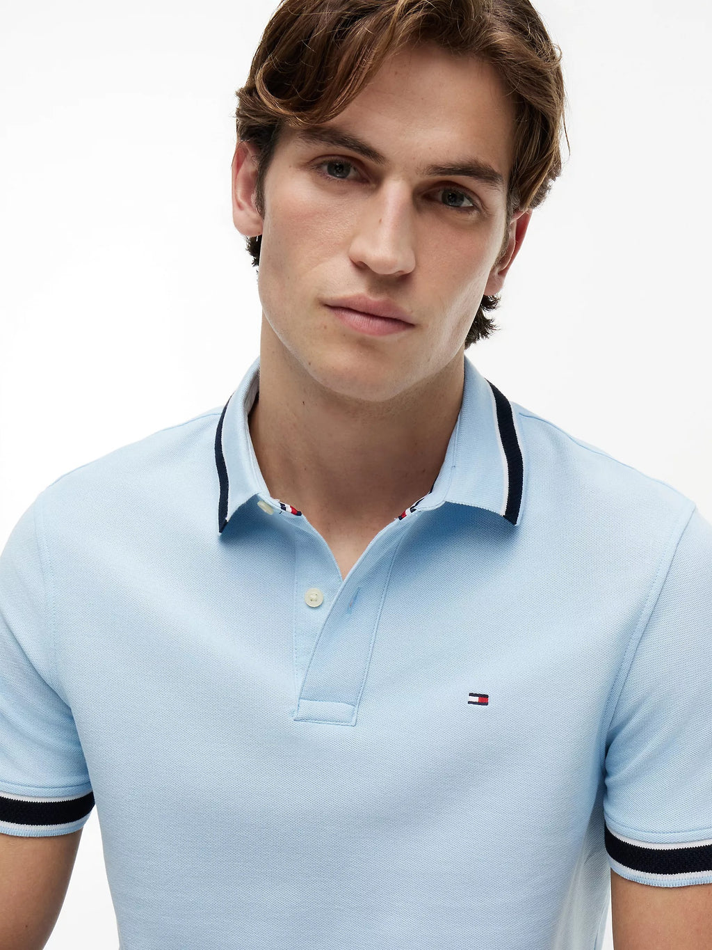 Chemise unicolor con cuello y mangas ribeteadas