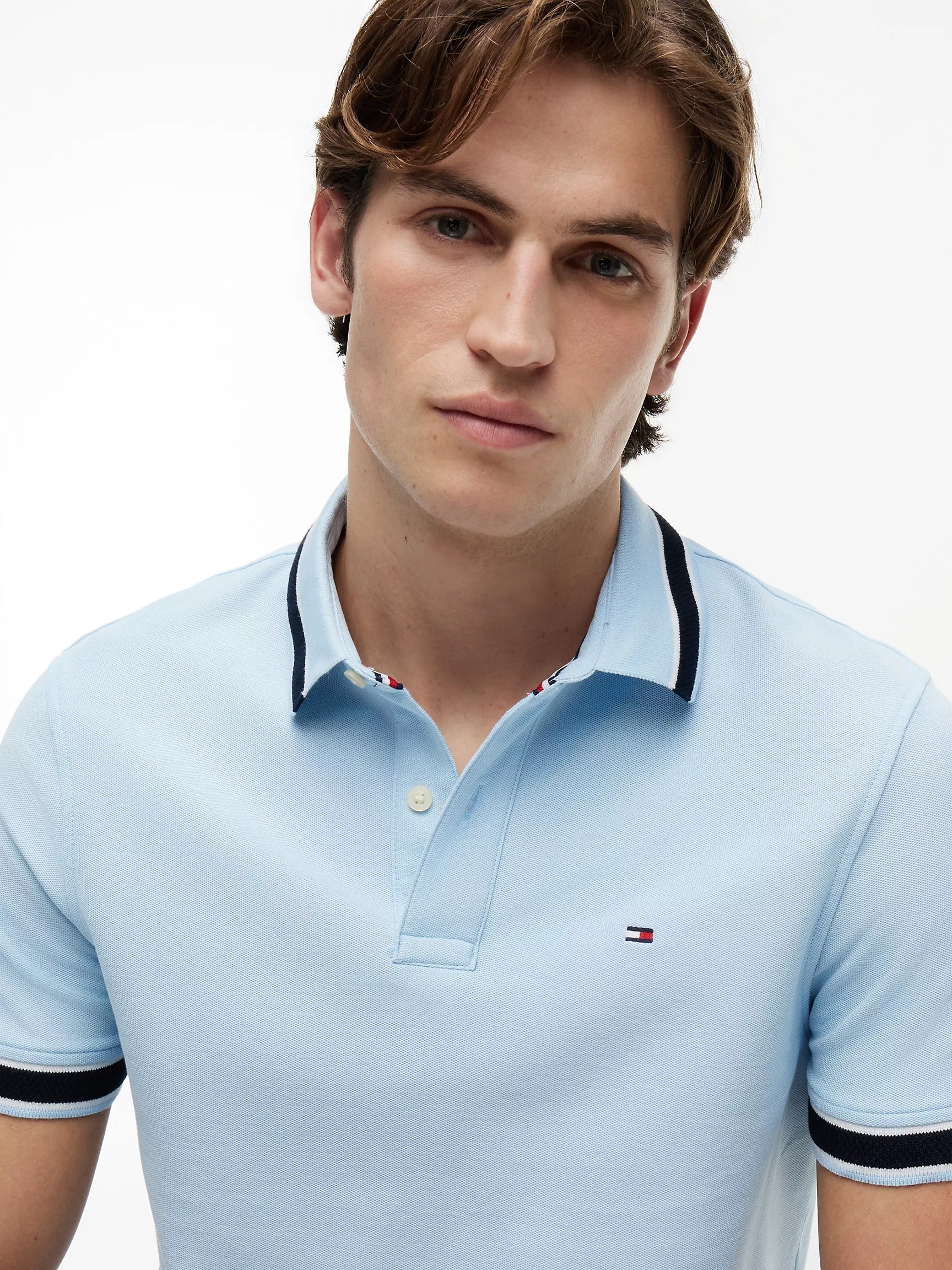 Chemise unicolor con cuello y mangas ribeteadas