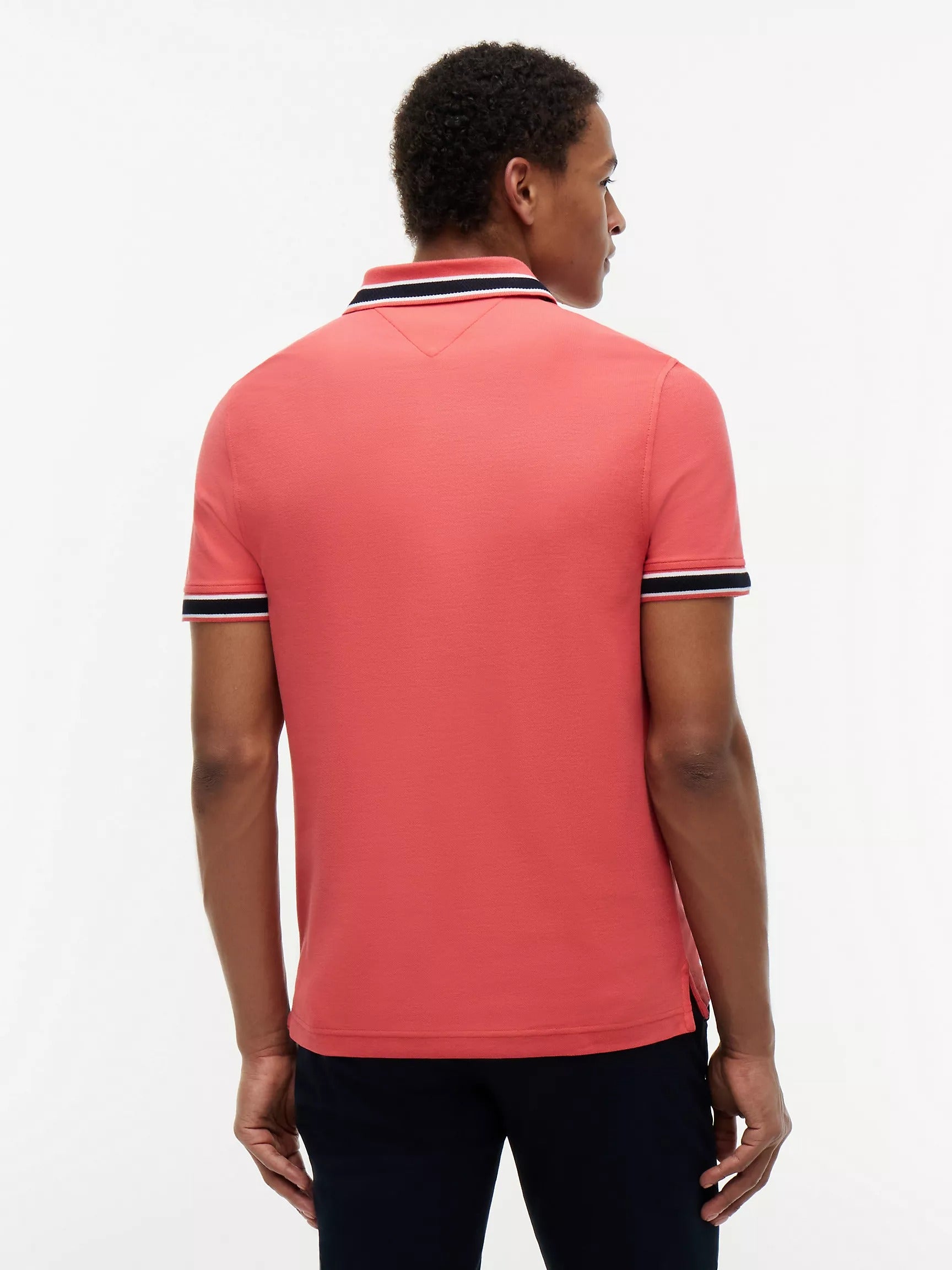 Chemise unicolor con cuello y mangas ribeteadas