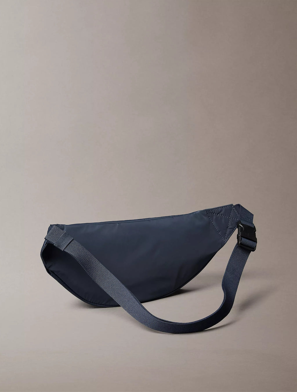 Bolso tipo koala estilo deportivo con logo