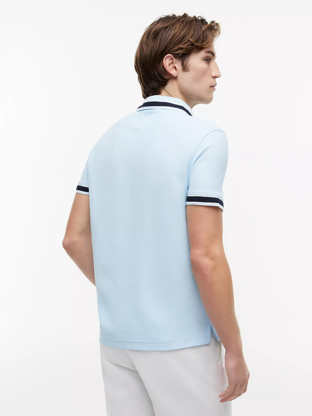 Chemise unicolor con cuello y mangas ribeteadas