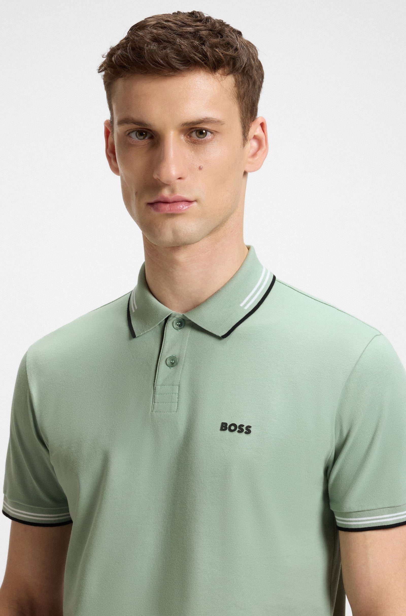 Chemise ajustada con cuello y mangas ribeteadas