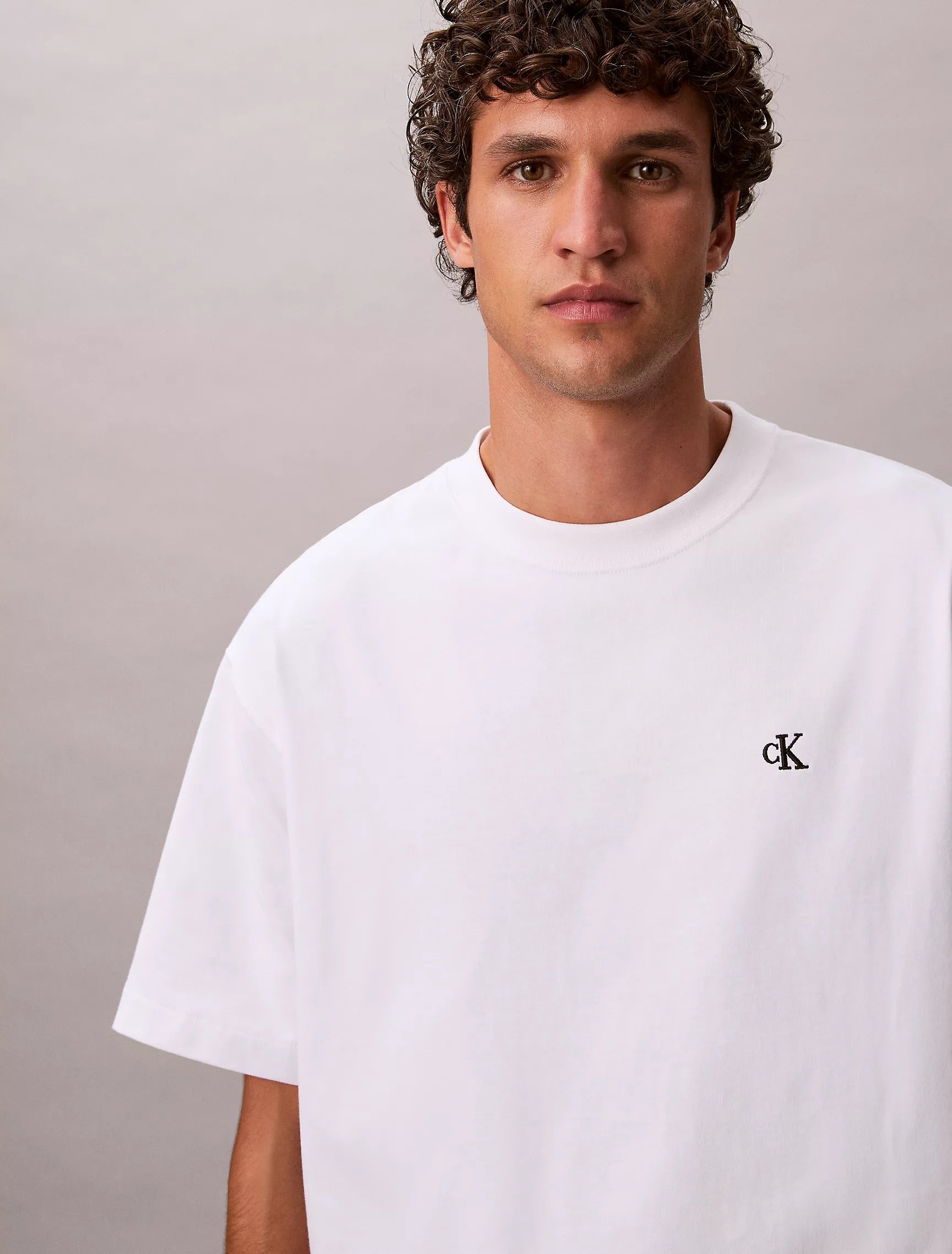 Franela holgada cuello redondo con logo