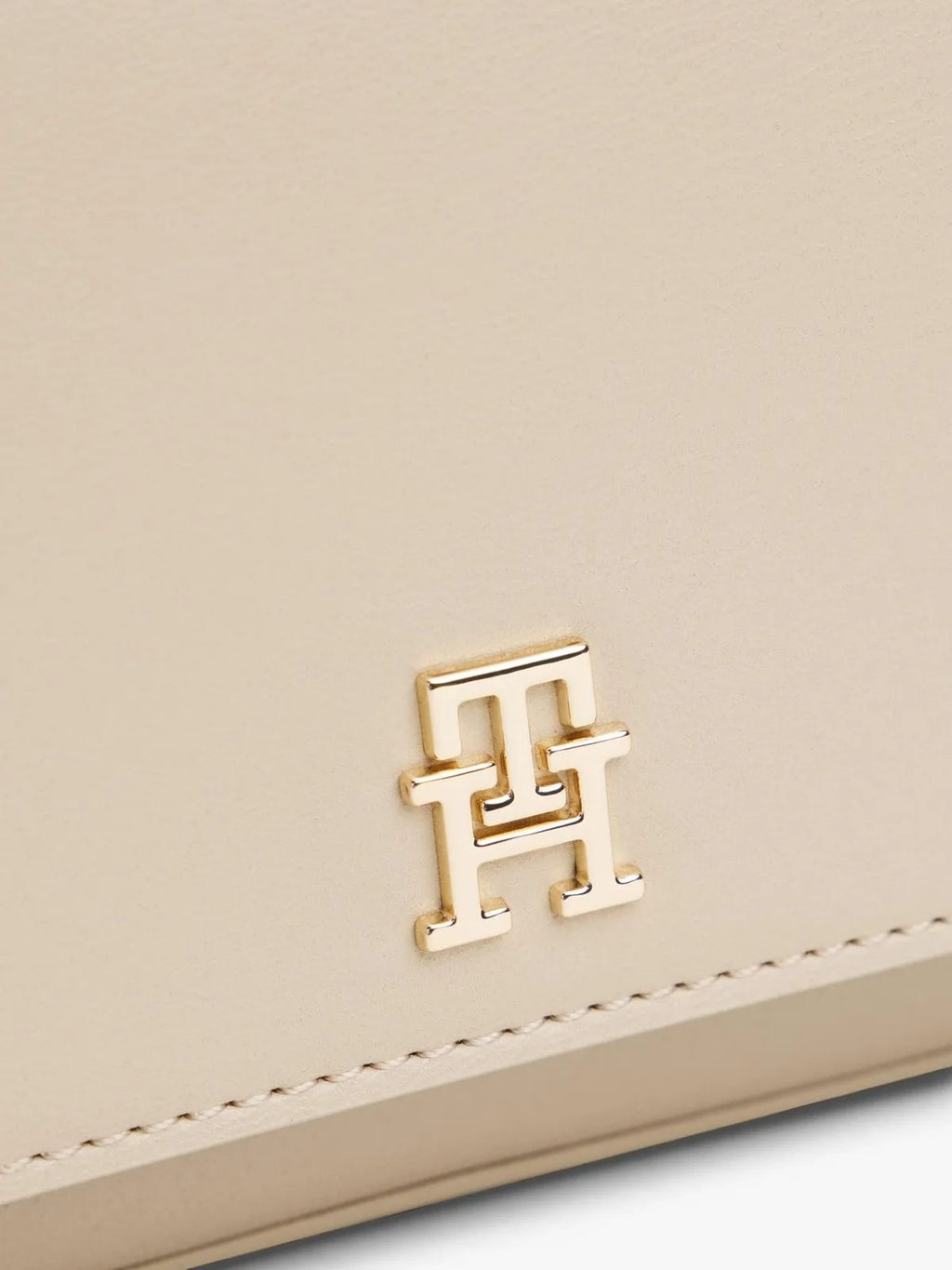 Cartera tipo bandolero con monograma
