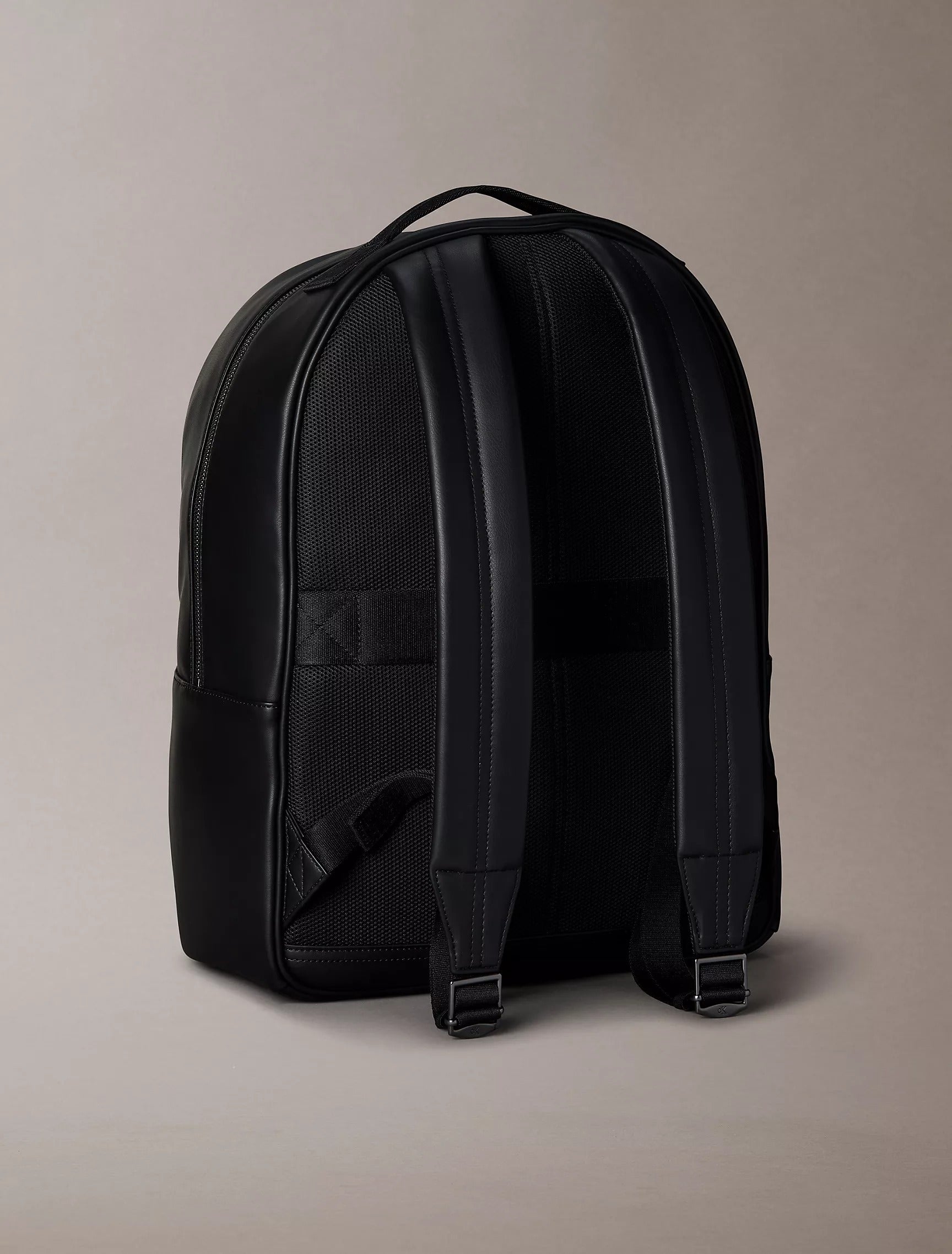 Bolso tipo morral para todo el dia con logo en relieve