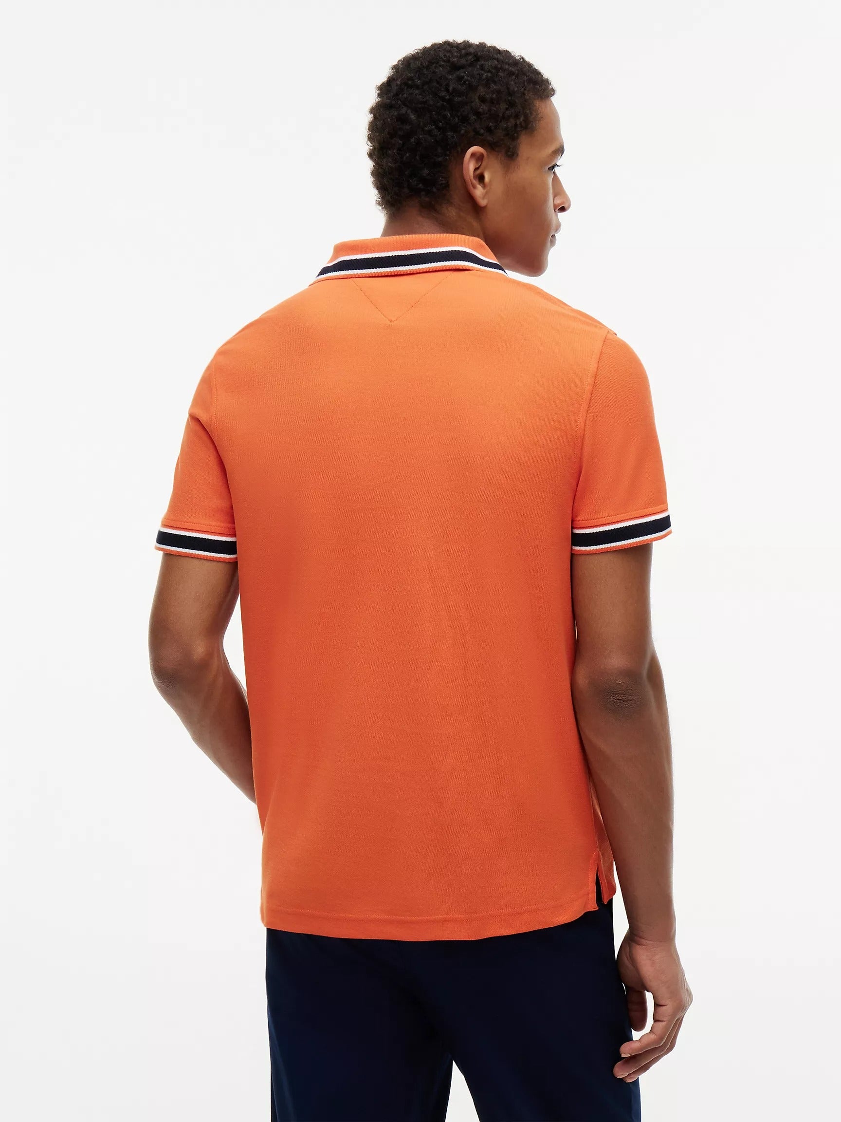 Chemise unicolor con cuello y mangas ribeteadas