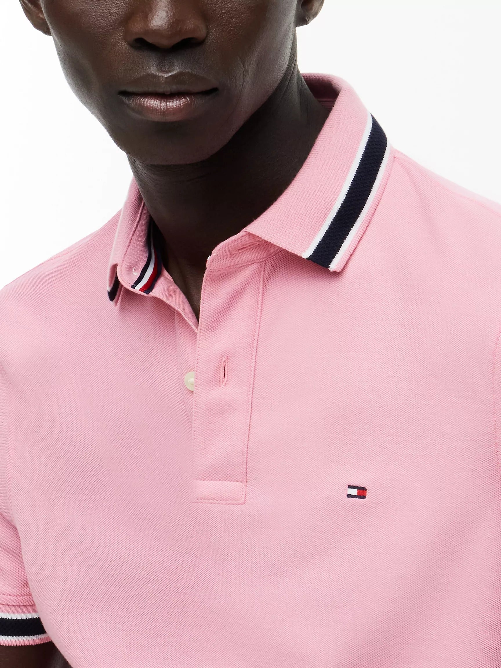 Chemise unicolor con cuello y mangas ribeteadas