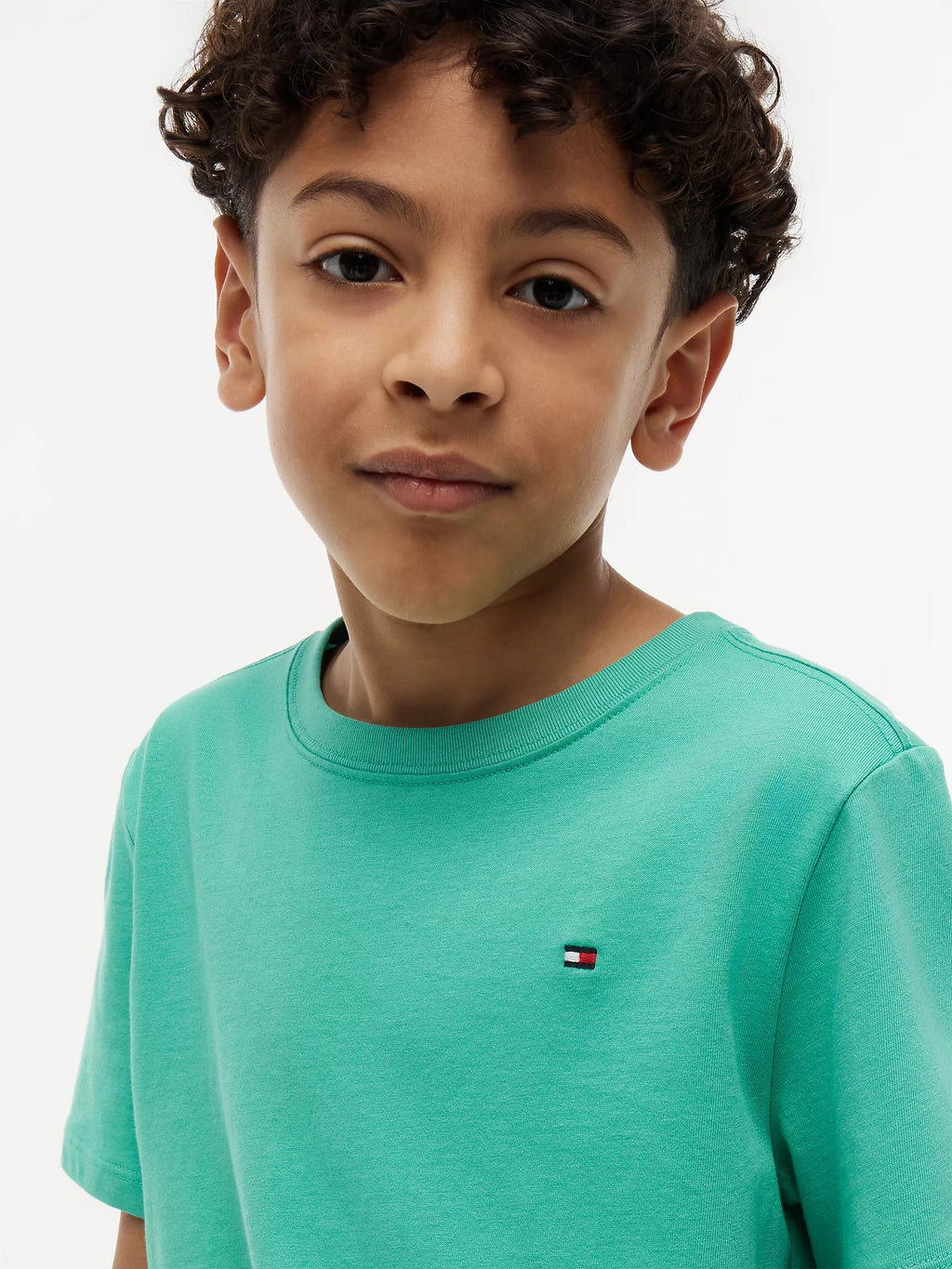 Franela cuello redondo unicolor con logo para niño