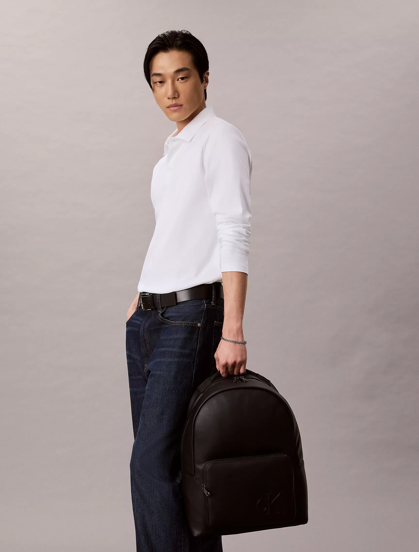 Bolso tipo morral para todo el dia con logo en relieve