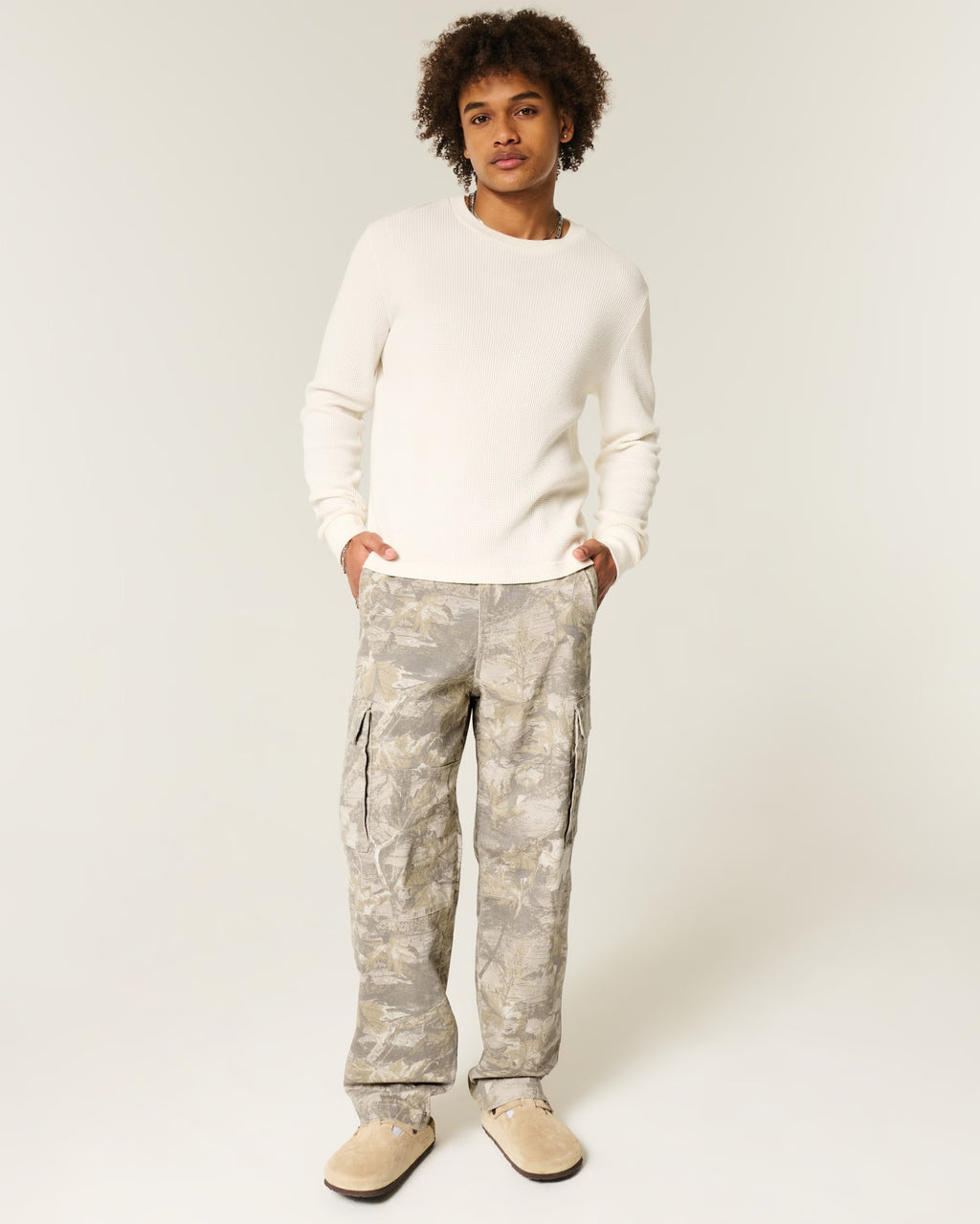 Pantalón baggy tipo cargo con camuflaje