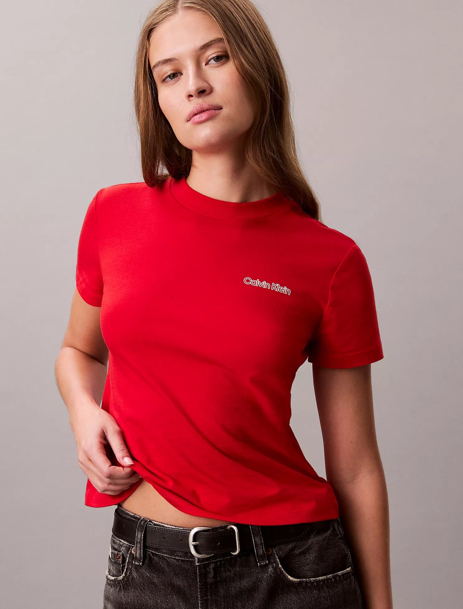Franela ajustada con logo estampado laminado