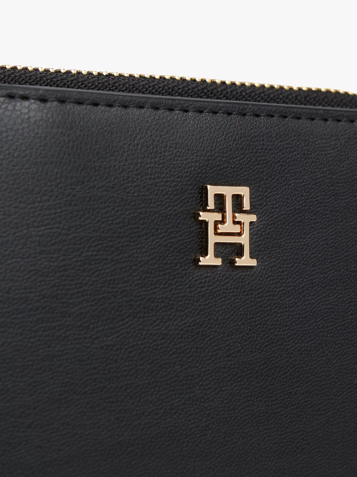 Cartera tipo monedero con monograma y cremallera