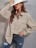 Blusa con bolsillo con solapa de hombros caídos de pana