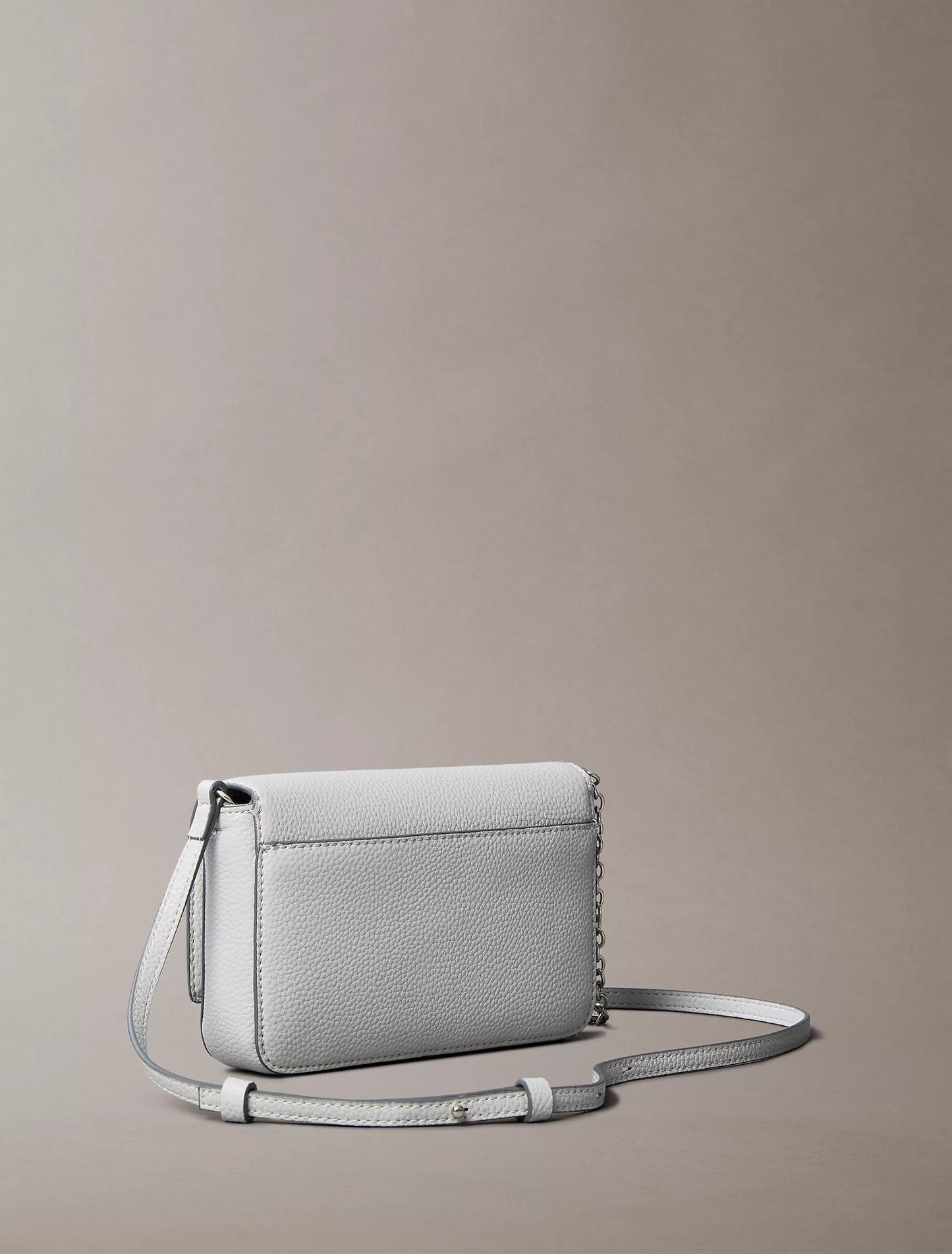Cartera pequeña con logo y cadena
