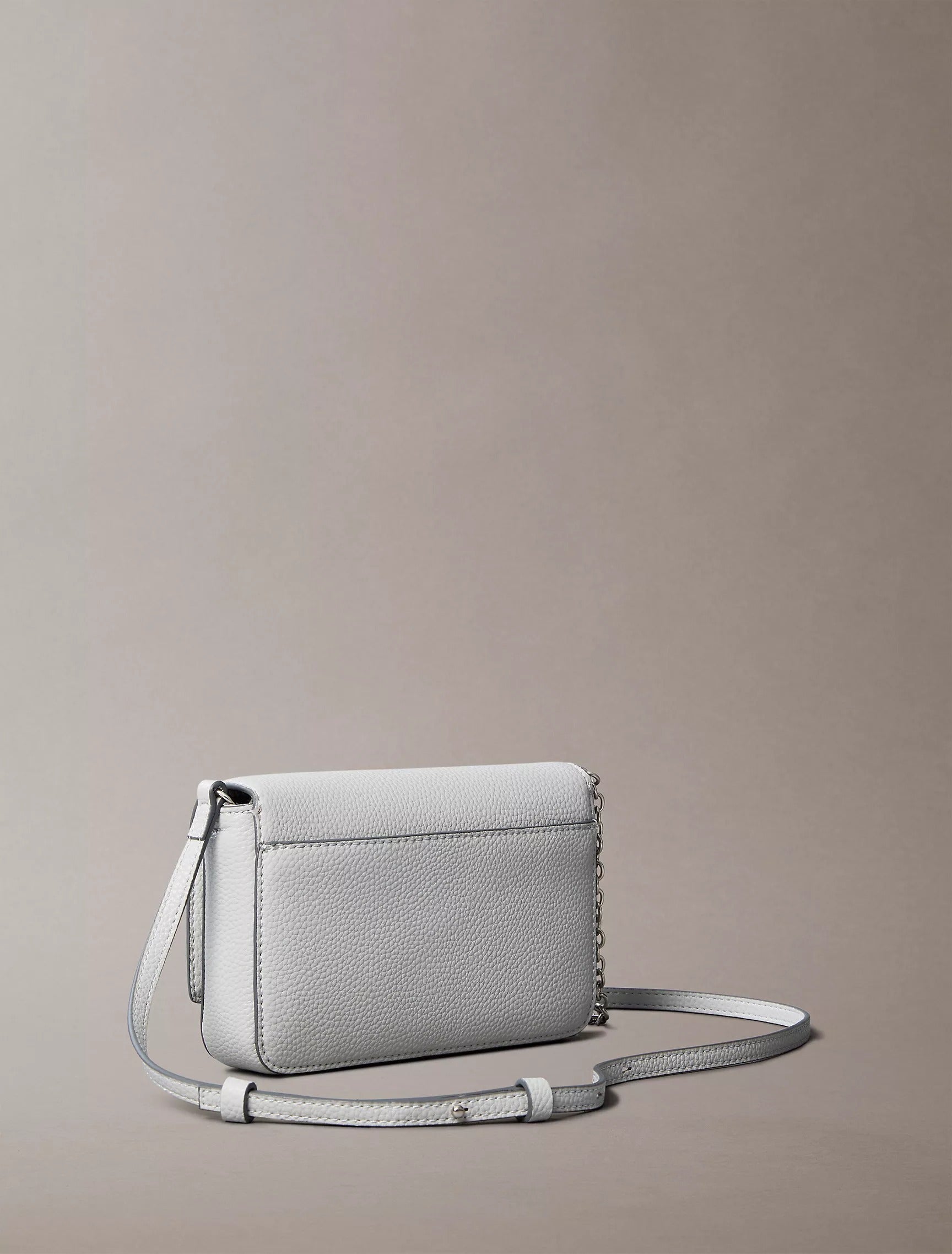 Cartera pequeña con logo y cadena