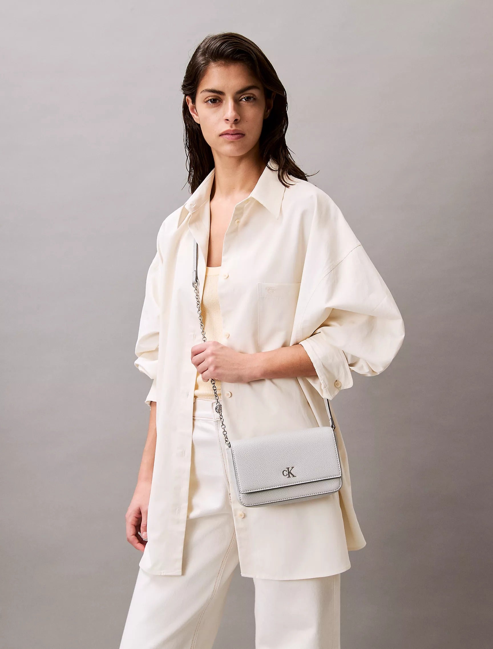 Cartera pequeña con logo y cadena