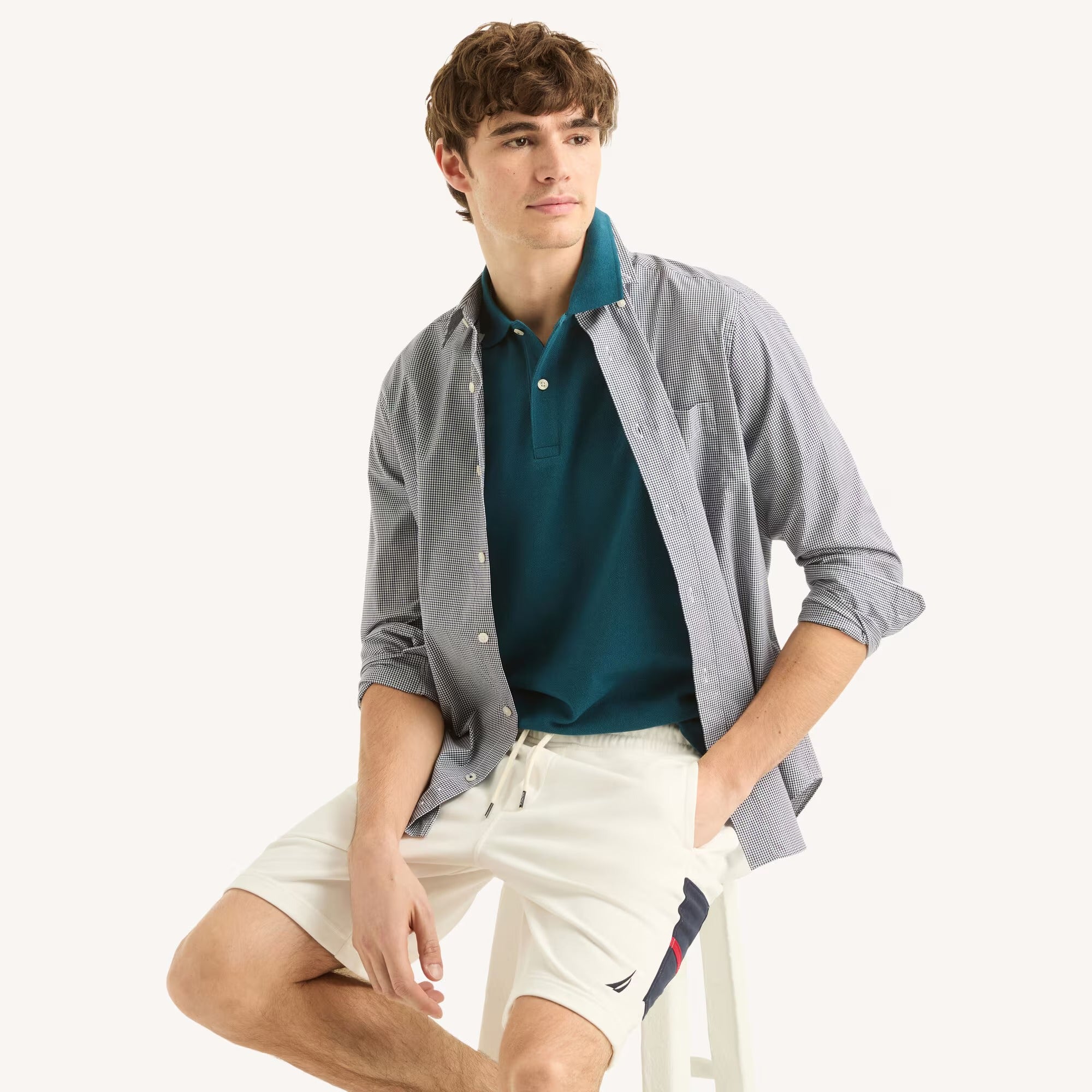 Chemise regular unicolor con logo mismo color