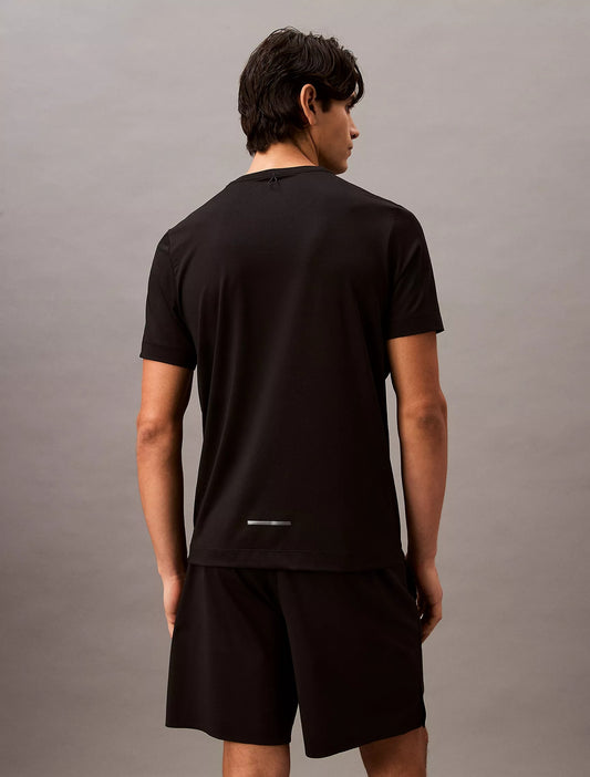 Franela deportiva unicolor con textura y logo