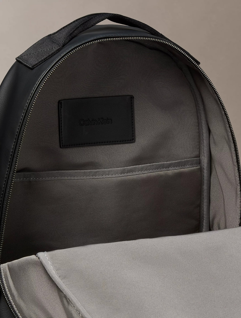 Bolso tipo morral para todo el dia con logo en relieve