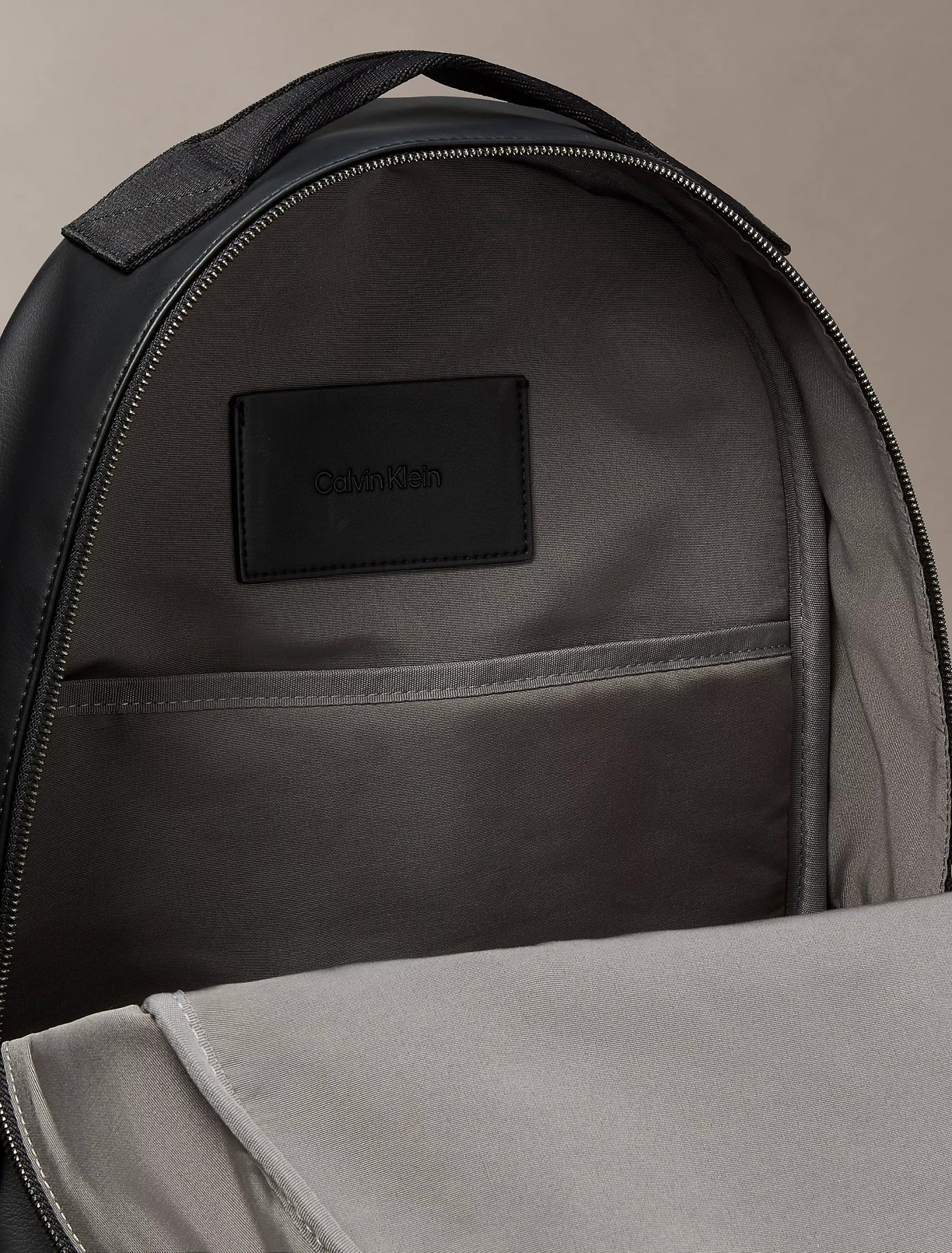 Bolso tipo morral para todo el dia con logo en relieve