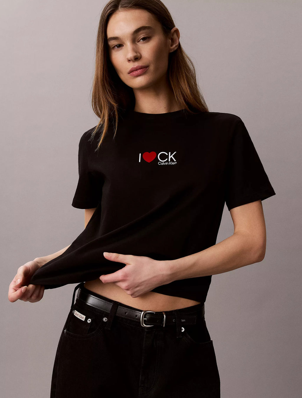 Franela cuello redondo con logo de corazón