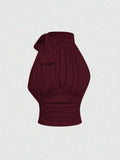 Top elegante sin mangas con cuello alto y lazo