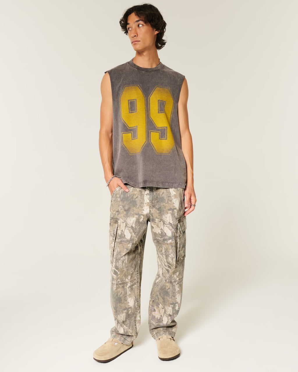 Pantalón baggy tipo cargo con camuflaje