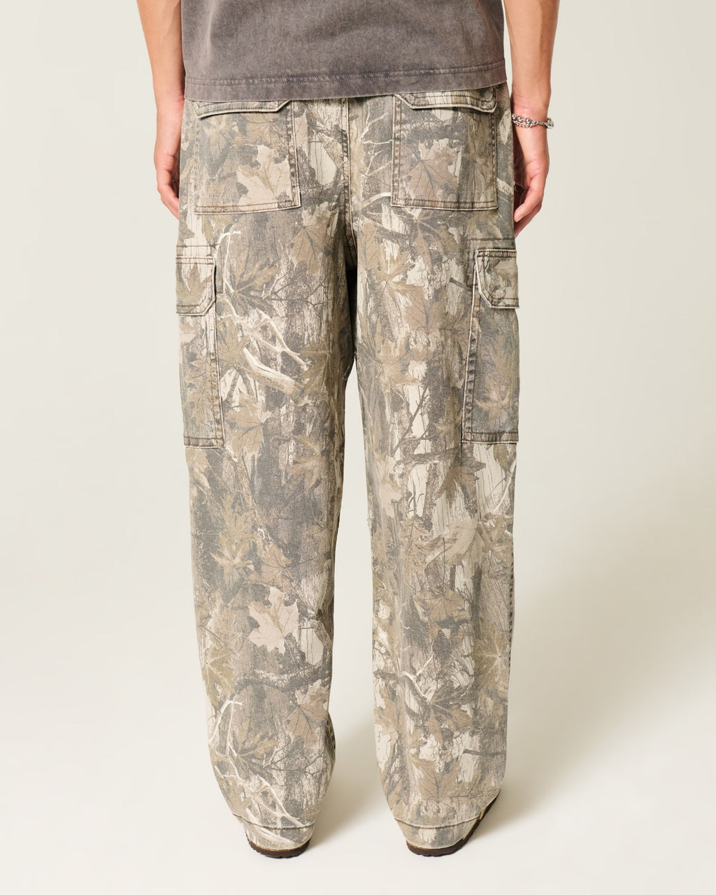 Pantalón baggy tipo cargo con camuflaje