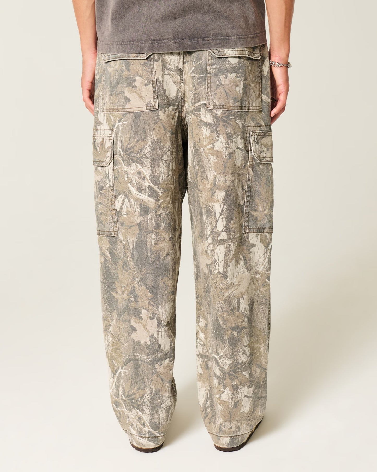 Pantalón baggy tipo cargo con camuflaje