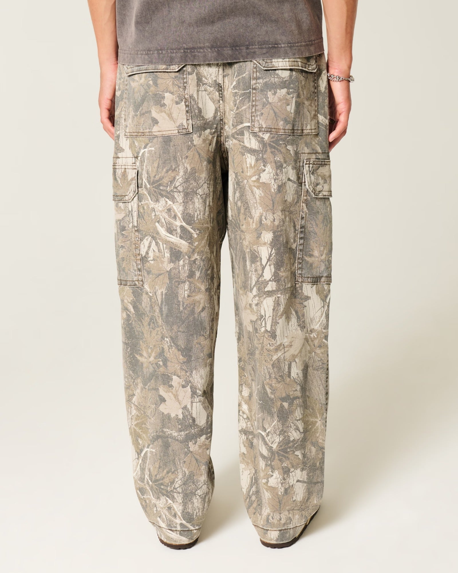 Pantalón baggy tipo cargo con camuflaje